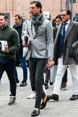 Как носить серый пиджак с темно-серыми классическими брюками мужчине: Несмотря на то, что это довольно-таки консервативный лук, лук из серого пиджака и темно-серых классических брюк неизменно нравится стильным мужчинам, а также пленяет сердца барышень. Что же до обуви, черные кожаные лоферы — самый выигрышный вариант.