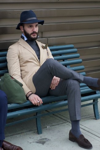 Как носить светло-коричневый пиджак с темно-серыми классическими брюками мужчине в теплую погоду в стиле смарт-кэжуал: Несмотря на то, что этот образ выглядит довольно-таки консервативно, сочетание светло-коричневого пиджака и темно-серых классических брюк является неизменным выбором современных джентльменов, покоряя при этом сердца прекрасных дам. Вкупе с этим ансамблем органично выглядят темно-коричневые замшевые лоферы с кисточками.