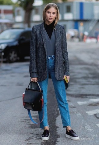 С чем носить шерстяной пиджак в вертикальную полоску женщине осень: Шерстяной пиджак в вертикальную полоску и синие джинсы будет отличной идеей для легкого повседневного наряда. Не прочь поэкспериментировать? Тогда дополни образ черными кожаными слипонами. Такое сочетание вещей наверняка придется тебе по душе в межсезонье.