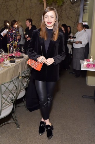 Как Lily Collins носит Черный бархатный пиджак, Черная водолазка, Черные кожаные узкие брюки, Черные бархатные сабо