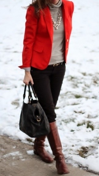 Какие узкие брюки носить с коричневыми сапогами в 30 лет: Сочетание красного пиджака и узких брюк позволит выразить твою индивидуальность и выделиться из общей массы. Коричневые сапоги выигрышно дополнят этот лук.