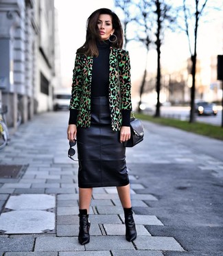 Модный лук: зеленый пиджак с леопардовым принтом, черная водолазка, черная кожаная юбка-карандаш, черные кожаные ботильоны
