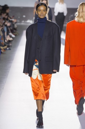 Модный лук: черный пиджак, темно-синяя водолазка, оранжевая юбка-миди с принтом, черные кожаные оксфорды