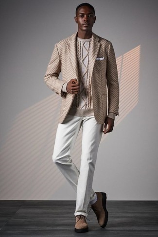 С чем носить пиджак с узором "в ёлочку" мужчине весна в стиле смарт-кэжуал: Пиджак с узором "в ёлочку" и белые брюки чинос — отличное решение для встреч с полуофициальным дресс-кодом. Любители экспериментов могут закончить образ светло-коричневыми замшевыми туфлями дерби, тем самым добавив в него толику классики. Когда на смену холодной зиме приходит теплая весна, мы сбрасываем тяжелые дубленки и толстые куртки и хотим выглядеть по-весеннему ярко и безукоризненно,. Такой лук послужит прекрасным источником стильного вдохновения.