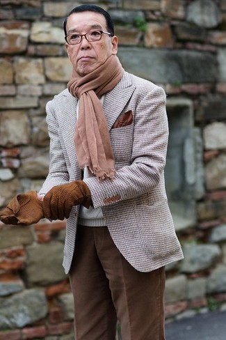 Как носить брюки чинос с вязаным свитером за 60 лет: Практичное сочетание вязаного свитера и брюк чинос позволит выразить твой индивидуальный стиль и выделиться из серой массы.