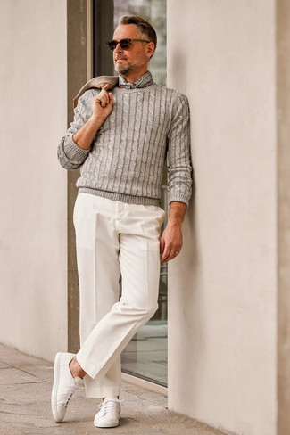 С чем носить серебряный вязаный свитер мужчине: Сочетание серебряного вязаного свитера и белых брюк чинос смотрится круто и современно. Заверши ансамбль белыми низкими кедами из плотной ткани, если не хочешь, чтобы он получился слишком претенциозным.
