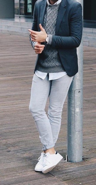 Какие пиджаки носить с серыми зауженными джинсами в 30 лет мужчине осень: Пиджак в паре с серыми зауженными джинсами позволит создать стильный мужской ансамбль. Пара белых кожаных низких кед очень органично вписывается в этот образ. Сказать по правде, этот осенний образ пришелся нам очень по душе.
