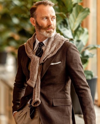 Как носить коричневый вязаный свитер с коричневым пиджаком мужчине в теплую погоду: Образ из коричневого пиджака и коричневого вязаного свитера смотрится очень привлекательно, согласен?