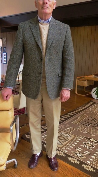 С чем носить серый шерстяной пиджак за 60 лет мужчине в деловом стиле: Несмотря на то, что этот лук довольно классический, тандем серого шерстяного пиджака и светло-коричневых классических брюк всегда будет по вкусу джентльменам, но также покоряет при этом сердца барышень. Пара темно-красных кожаных лоферов свяжет ансамбль воедино.