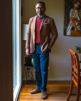 Какие вязаные свитера носить с коричневым пиджаком мужчине в теплую погоду в деловом стиле: Коричневый пиджак в сочетании с вязаным свитером — прекрасный пример привлекательного офисного стиля для парней. Любишь эксперименты? Дополни лук коричневыми замшевыми брогами.
