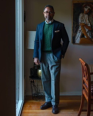 Какие вязаные свитера носить с белой классической рубашкой за 50 лет мужчине в теплую погоду: Если ты принадлежишь к той немногочисленной категории мужчин, которые каждый день выглядят безупречно, тебе придется по вкусу тандем вязаного свитера и белой классической рубашки. Хотел бы сделать лук немного элегантнее? Тогда в качестве дополнения к этому образу, обрати внимание на темно-пурпурные кожаные туфли дерби.
