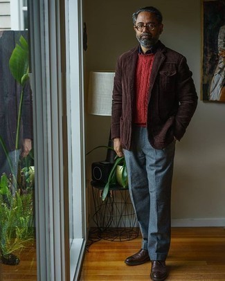 С чем носить темно-коричневый пиджак мужчине: Темно-коричневый пиджак и серые шерстяные классические брюки — отличный пример изысканного мужского стиля. Пара темно-коричневых кожаных туфель дерби поможет сделать лук цельным.