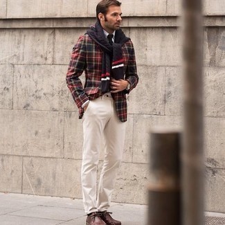 Как носить черный вязаный свитер с разноцветным пиджаком в шотландскую клетку мужчине в теплую погоду: Разноцветный пиджак в шотландскую клетку и черный вязаный свитер — беспроигрышный выбор для офисного образа на каждый день. Вместе с этим луком гармонично будут выглядеть коричневые кожаные ботинки дезерты.