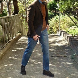 Как носить голубую классическую рубашку с темно-синими джинсами в 30 лет мужчине в теплую погоду: Если ты принадлежишь к той редкой группе молодых людей, способных ориентироваться в моде, тебе придется по душе ансамбль из голубой классической рубашки и темно-синих джинсов. Если подобный ансамбль кажется слишком дерзким, разбавь его темно-коричневыми замшевыми ботинками дезертами.
