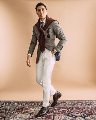 Модный лук: серый шерстяной пиджак с узором "в ёлочку", коричневый вязаный свитер, голубая классическая рубашка в вертикальную полоску, белые классические брюки