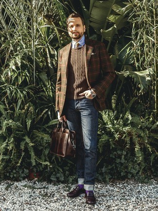 Какие лоферы носить с темно-коричневым вязаным свитером мужчине: Темно-коричневый вязаный свитер и темно-синие джинсы — must have элементы образцового мужского гардероба. Любишь необычные луки? Дополни лук лоферами.
