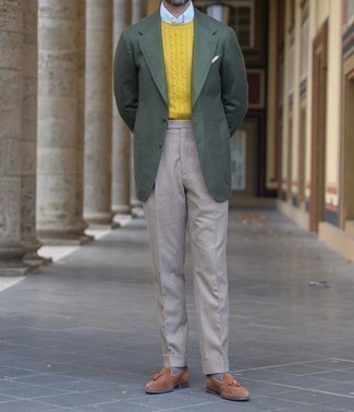 С чем носить темно-зеленую куртку мужчине осень в деловом стиле: Сочетание темно-зеленой куртки и серых классических брюк — образец элегантного мужского стиля. Коричневые замшевые лоферы с кисточками станут прекрасным дополнением к твоему образу. Яркий и стильный образ — это то, что тебе нужно в тоскливый осенний день.