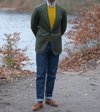 Как носить темно-зеленый шерстяной пиджак с коричневыми замшевыми лоферами с кисточками в 30 лет осень в стиле смарт-кэжуал: Темно-зеленый шерстяной пиджак и темно-синие джинсы — неотъемлемые вещи в гардеробе парней с чувством стиля. В тандеме с коричневыми замшевыми лоферами с кисточками такой лук выглядит особенно выигрышно. Без сомнений, подобное сочетание будет смотреться выше всяких похвал в ясный осенний день.