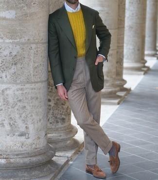 Модный лук: оливковый шерстяной пиджак, горчичный вязаный свитер, голубая классическая рубашка, светло-коричневые классические брюки