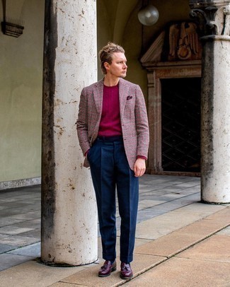С чем носить пурпурный вязаный свитер мужчине в деловом стиле: Пурпурный вязаный свитер в сочетании с темно-синими шерстяными классическими брюками позволит создать запоминающийся мужской образ. В паре с этим ансамблем великолепно выглядят темно-красные кожаные лоферы с кисточками.