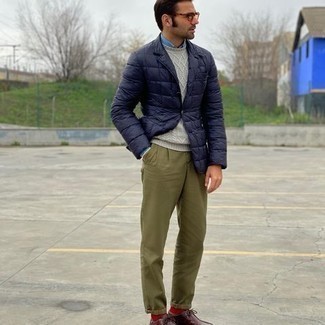 С чем носить стеганый пиджак мужчине: Комбо из стеганого пиджака и оливковых брюк чинос легко вписывается в разные дресс-коды. Что же до обуви, можно дополнить лук темно-красными кожаными ботинками дезертами.