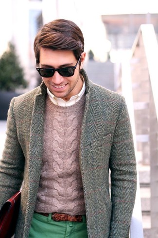 Модный лук: серый шерстяной пиджак с узором "в ёлочку", розовый вязаный свитер, белая рубашка с длинным рукавом, зеленые брюки чинос