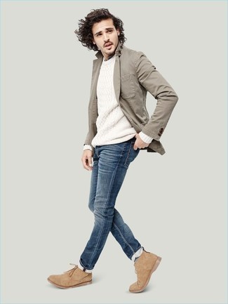 Как носить темно-серый пиджак с темно-синими джинсами мужчине осень: Образ из темно-серого пиджака и темно-синих джинсов — превосходный пример современного стиля в большом городе. Что касается обуви, светло-коричневые замшевые ботинки дезерты — самый достойный вариант. Это замечательный образ, который чудесно подойдет для капризной осенней погоды.