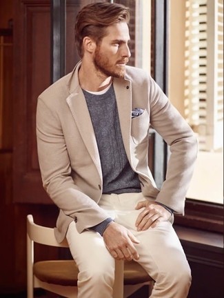 Какие футболки с круглым вырезом носить с светло-коричневым пиджаком в 30 лет мужчине: Светло-коричневый пиджак в паре с футболкой с круглым вырезом позволит составить стильный мужской лук.