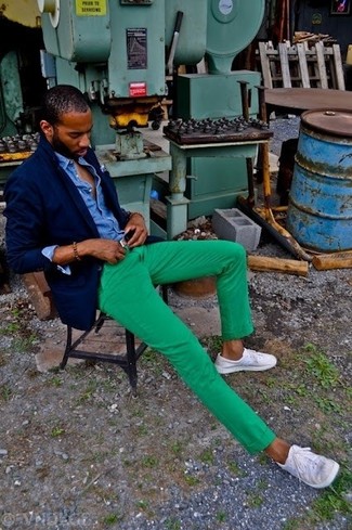 Какие пиджаки носить с зелеными брюками чинос в стиле смарт-кэжуал: Комбо из пиджака и зеленых брюк чинос подойдет для свидания с девушкой или встречи с друзьями. Незаурядные молодые люди завершат образ белыми низкими кедами.
