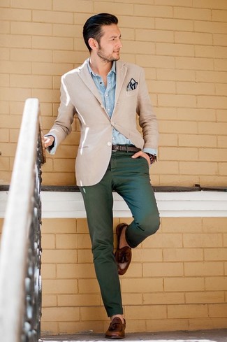 Как носить голубую джинсовую рубашку с темно-коричневыми кожаными лоферами с кисточками: Лук из голубой джинсовой рубашки и темно-зеленых брюк чинос поможет выглядеть аккуратно, а также выразить твой индивидуальный стиль. Любители экспериментировать могут закончить лук темно-коричневыми кожаными лоферами с кисточками, тем самым добавив в него толику изысканности.