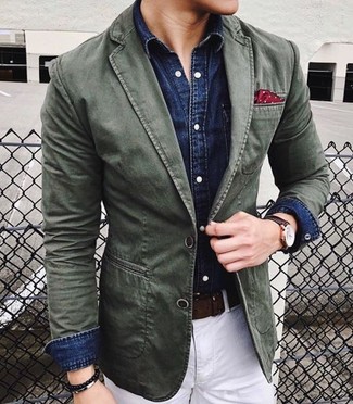 Какие брюки чинос носить с темно-зеленым пиджаком: Образ из темно-зеленого пиджака и брюк чинос позволит выглядеть по моде, но при этом подчеркнуть твою индивидуальность.