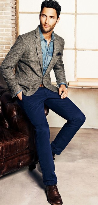 Модный лук: серый шерстяной пиджак, синяя джинсовая рубашка, темно-синие брюки чинос, темно-коричневые кожаные туфли дерби