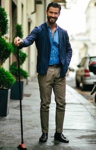 Как носить пиджак с джинсовой рубашкой в 30 лет мужчине лето в стиле смарт-кэжуал: Пиджак и джинсовая рубашка гармонично впишутся в любой мужской образ — простой будничный образ или же изысканный вечерний. Теперь почему бы не привнести в этот лук на каждый день немного изысканности с помощью черных кожаных лоферов с кисточками? Пережить невыносимую летнюю жару определенно проще, если на тебе такое сочетание.