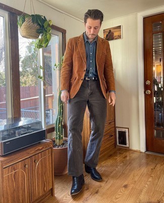 С чем носить кожаные ботинки челси в 30 лет мужчине: Комбо из коричневого вельветового пиджака и темно-серых джинсов — необыденный выбор для рабочего дня в офисе. Любишь экспериментировать? Заверши лук кожаными ботинками челси.