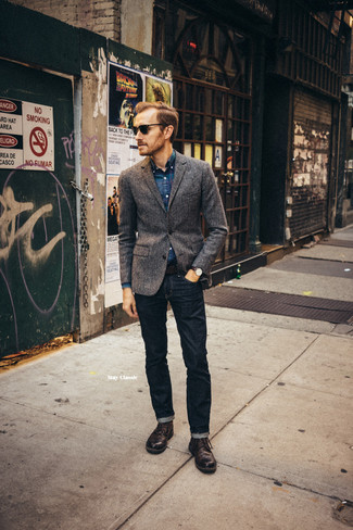 Как носить серый пиджак с синими джинсами в 30 лет мужчине осень: Сочетание серого пиджака и синих джинсов поможет составить элегантный и современный мужской лук. Хотел бы сделать образ немного строже? Тогда в качестве дополнения к этому ансамблю, выбирай темно-коричневые кожаные броги. Имея такой ансамбль в своем гардеробе, ты всегда будешь выглядеть образцово-показательно, несмотря на портящуюся погоду.