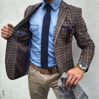 Модный лук: коричневый шерстяной пиджак в шотландскую клетку, голубая джинсовая рубашка, светло-коричневые джинсы, темно-синий вязаный галстук