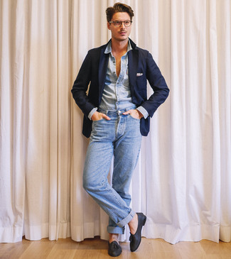 Как носить лоферы с кисточками с джинсами: Темно-синий пиджак в сочетании с джинсами чудесно подойдет для офиса. Любишь эксперименты? Заверши лук лоферами с кисточками.