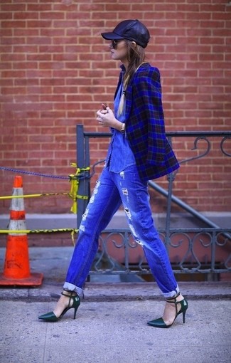 Какие джинсы-бойфренды носить с синей джинсовой рубашкой осень: Если в одежде ты ценишь удобство и практичность, синяя джинсовая рубашка и джинсы-бойфренды — отличный вариант для привлекательного повседневного образа. В паре с этим луком чудесно будут выглядеть темно-зеленые кожаные туфли. Подобный лук будет приятно примерить на себя в непогожий осенний день.