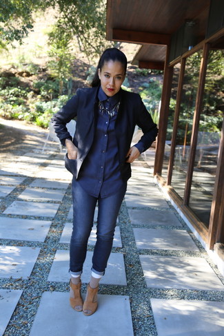 С чем носить синие джинсы в 20 лет женщине в стиле смарт-кэжуал: Темно-синий пиджак смотрится гармонично в сочетании с синими джинсами. Что до обуви, светло-коричневые замшевые босоножки на каблуке — самый удачный вариант.