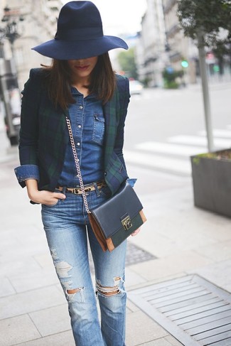 С чем носить темно-сине-зеленый пиджак в шотландскую клетку женщине: Сочетание темно-сине-зеленого пиджака в шотландскую клетку и синих рваных джинсов скинни ориентировано на современную девчонку, ведущую активный образ жизни.