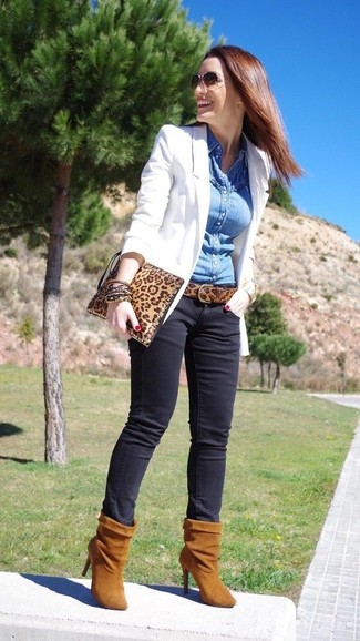 Модный лук: белый пиджак, синяя джинсовая рубашка, черные джинсы скинни, коричневые замшевые ботильоны