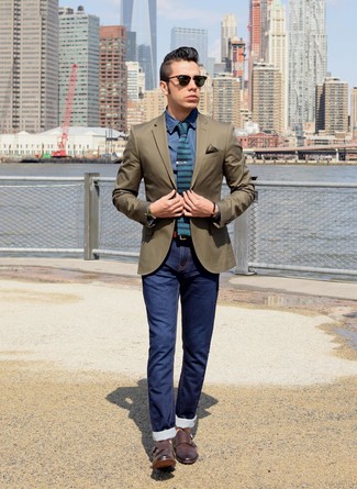 Как носить оливковый пиджак с темно-синими джинсами в 30 лет мужчине в теплую погоду: Оливковый пиджак и темно-синие джинсы — хороший выбор, если ты хочешь создать непринужденный, но в то же время модный мужской образ. Уравновесить лук и добавить в него чуточку классики помогут темно-коричневые кожаные монки с двумя ремешками.