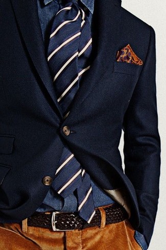 С чем носить темно-сине-белый галстук в вертикальную полоску мужчине осень в стиле смарт-кэжуал: Темно-синий шерстяной пиджак в паре с темно-сине-белым галстуком в вертикальную полоску позволит реализовать строгий мужской стиль. Такой ансамбль позволит создать солнечное осеннее настроение, какой бы ни была погода за окном.