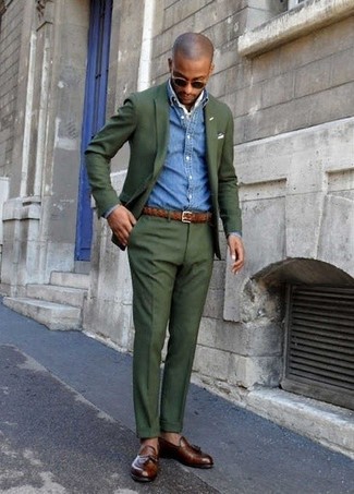 С чем носить темно-зеленый пиджак в 30 лет мужчине в теплую погоду в стиле смарт-кэжуал: Несмотря на то, что этот ансамбль весьма классический, сочетание темно-зеленого пиджака и темно-зеленых классических брюк является неизменным выбором стильных мужчин, неминуемо покоряя при этом дамские сердца. В тандеме с этим ансамблем идеально выглядят темно-коричневые кожаные лоферы с кисточками.