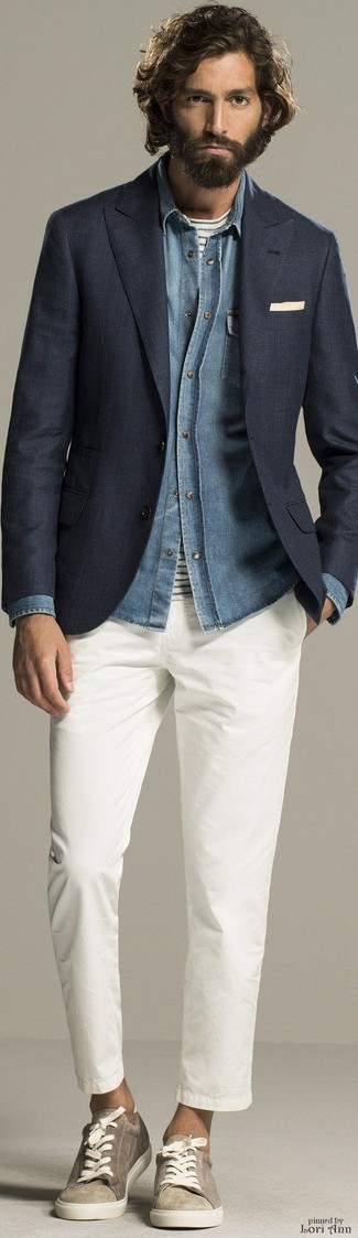 С чем носить темно-синий пиджак мужчине в стиле кэжуал: Дуэт темно-синего пиджака и белых брюк чинос позволит создать элегантный и современный мужской образ. Этот образ отлично дополнят бежевые плимсоллы.