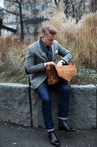 Как носить серый пиджак с синими джинсами мужчине весна: Серый пиджак в сочетании с синими джинсами поможет подчеркнуть твой личный стиль и выигрышно выделиться из общей массы. Сделать образ изысканнее позволят темно-коричневые кожаные ботинки челси. Когда зимнее время года меняется на весну, мы скидываем зимние куртки и начинаем поиски новых и по-весеннему стильных тенденций. Подобный ансамбль поможет найти необходимое вдохновение.