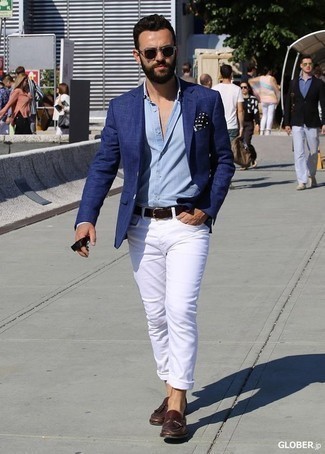 Какие пиджаки носить с темно-красными лоферами с кисточками в 30 лет лето в стиле смарт-кэжуал: Если ты приписываешь себя к той редкой категории джентльменов, способных неплохо ориентироваться в том, что стильно, а что нет, тебе подойдет тандем пиджака и белых джинсов. Если ты любишь смелые настроения в своих ансамблях, закончи этот темно-красными лоферами с кисточками. Нам кажется, это максимально комфортное и простое сочетание для летнего сезона.