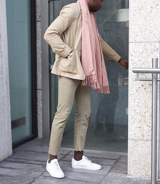 С чем носить бежевые джинсы мужчине: Бежевый хлопковый пиджак и бежевые джинсы — идеальный выбор для приверженцев стиля смарт-кэжуал. Этот образ чудесно дополнят белые низкие кеды из плотной ткани.