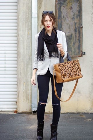 Модный лук: серый пиджак, черные рваные джинсы скинни, черные кожаные ботильоны, светло-коричневая замшевая большая сумка с леопардовым принтом