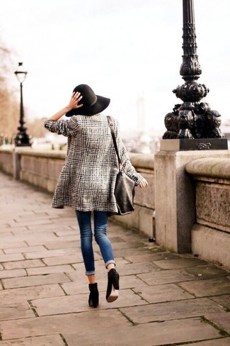 Как носить серый пиджак в шотландскую клетку с синими джинсами женщине: Такой образ из серого пиджака в шотландскую клетку и синих джинсов выглядит очень ярко, и ты точно не останешься без внимания. Если говорить об обуви, черные замшевые ботильоны являются превосходным выбором.